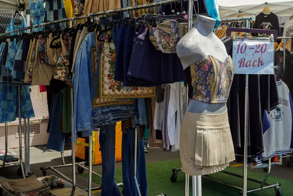 Tumpukan baju thrift di pasar loak Tanahgrogot